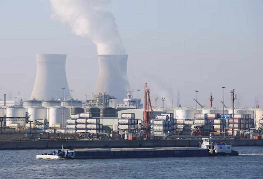 Shipping traffic partially halted at Antwerp port after oil spill
