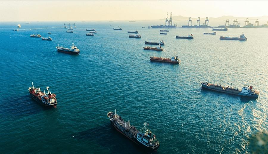 أزيد من 100 سفينة عالقة في هرمز وسط تصعيد خطير