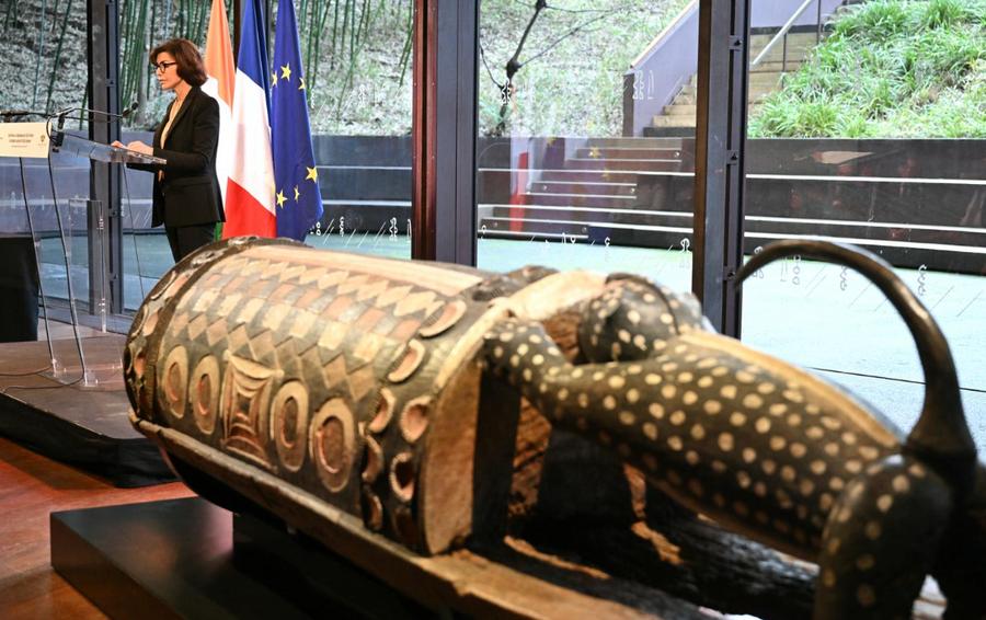 Francia aprueba ley para devolver obras saqueadas en la era colonial