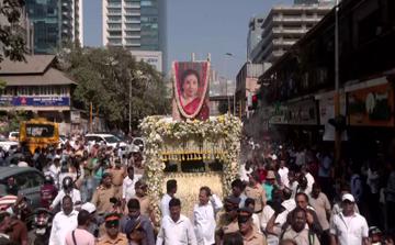 मुंबई में दिग्गज कलाकार आशा भोसले को अंतिम विदाई देने के लिए भारी भीड़ उमड़ी।