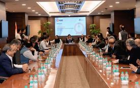पीयूष गोयल ने एनएसई में बाजार के हितधारकों के साथ बजट के लाभों पर चर्चा की।