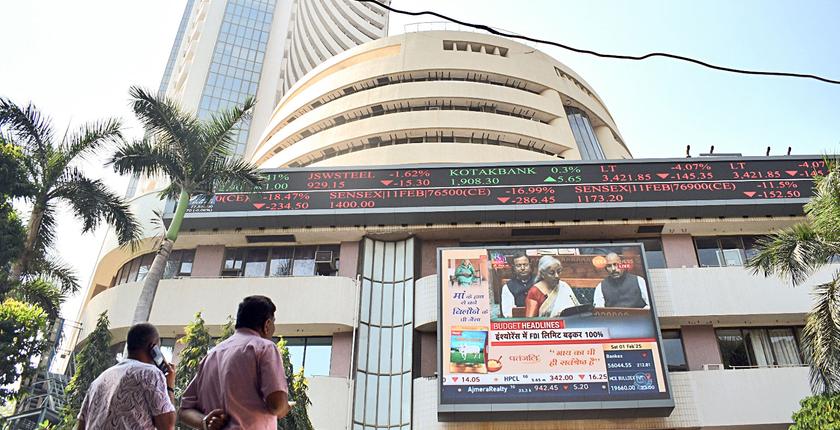 बजट के भारी फेरबदल के बाद सोमवार को निफ्टी में 0.3% की बढ़त और सेंसेक्स में 372 अंक की उछाल दर्ज की गई।