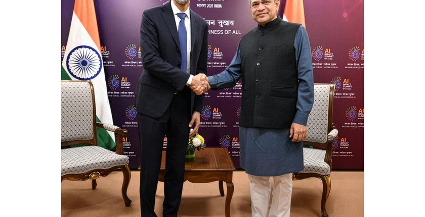 अश्विनी वैष्णव ने इंडिया एआई समिट में सुंदर पिचाई से मुलाकात की और डेटा केंद्रों में निवेश पर चर्चा की।