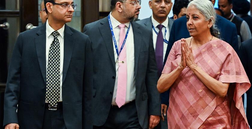 वित्त मंत्री निर्मला सीतारमण के अनुसार, सोने की कीमत "कुछ सीमा" पार नहीं कर पाई है, सरकार इस पर कड़ी नजर रख रही है।
