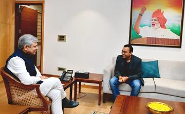 अश्विनी वैष्णव ने एथर एनर्जी के सीईओ से मुलाकात की और इलेक्ट्रिक वाहन (ईवी) इकोसिस्टम में वाहन इलेक्ट्रॉनिक्स और सेमीकंडक्टर की भूमिका पर चर्चा की।