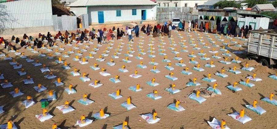 Fundación turca distribuye ayuda alimentaria a 8.250 familias en Somalia