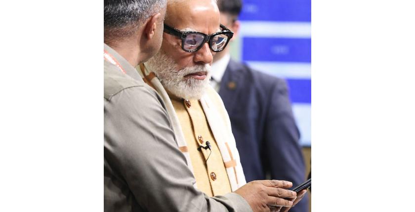 प्रधानमंत्री मोदी ने साइंस फिक्शन का रुख किया: भारत का पहला स्वदेशी एआई स्मार्ट-ग्लास 'सर्वम काजे' एआई शिखर सम्मेलन में लॉन्च किया गया