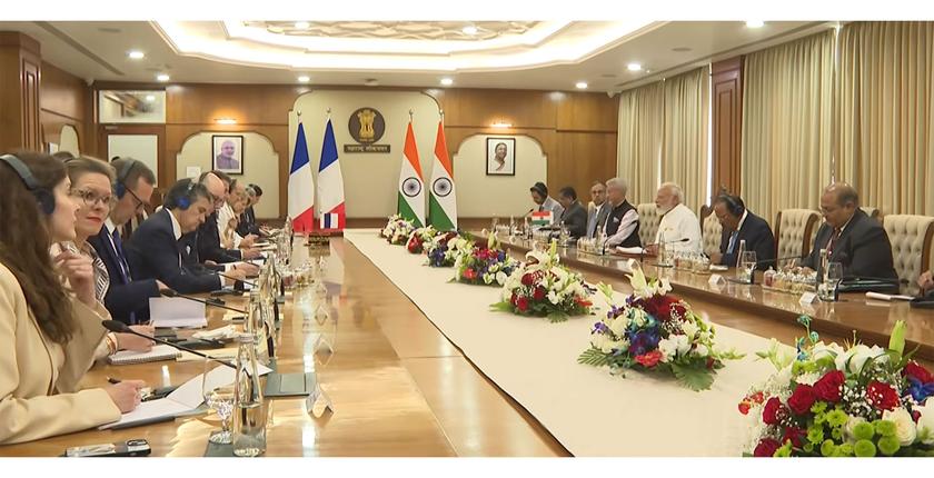 प्रधानमंत्री मोदी ने मुंबई में फ्रांस के राष्ट्रपति इमैनुएल मैक्रॉन के साथ प्रतिनिधिमंडल स्तर की वार्ता की।