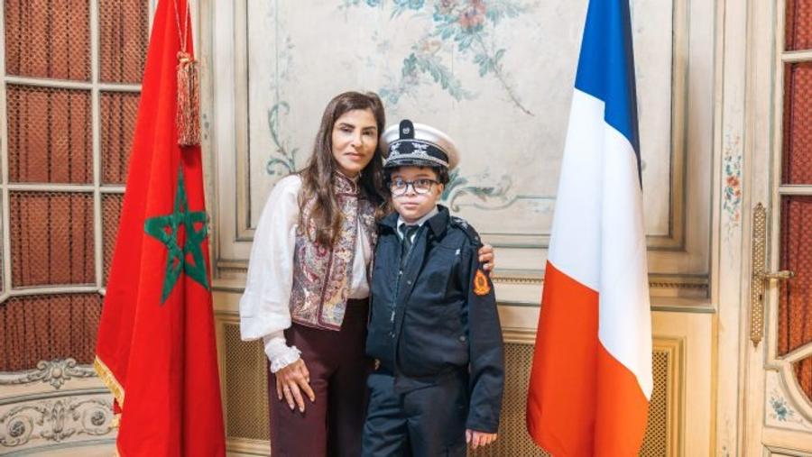 À Paris, le jeune Nizar Talbi, atteint d’une maladie rare, honoré par l’ambassade du Maroc