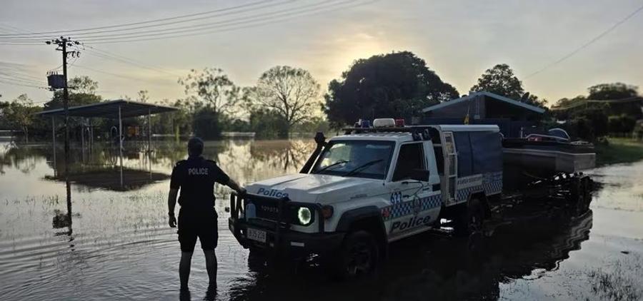 Multiple rescues as flash flooding inundates Alice Springs after severe storms