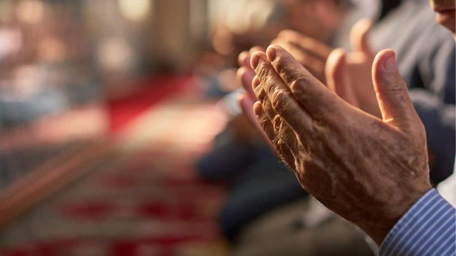 كيف يؤثر اليقين بالله على سلوك المسلم؟