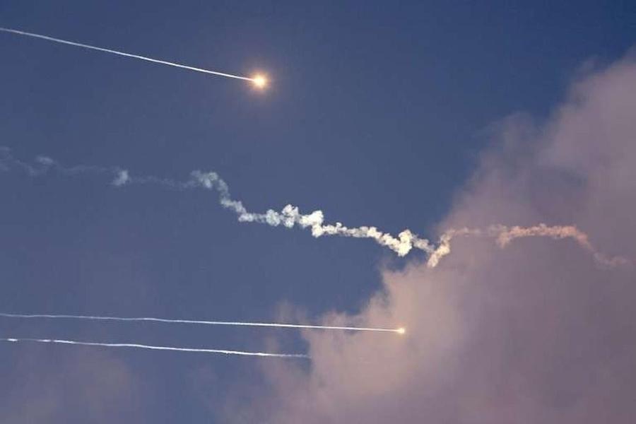 Les Émirats arabes unis et le Qatar annoncent avoir intercepté missiles et drones lors d’attaques
