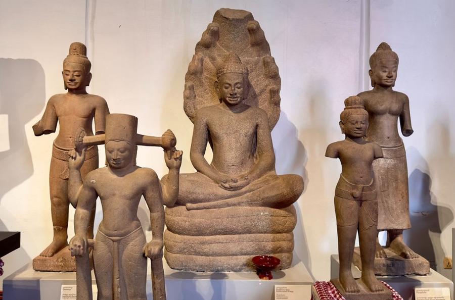 Camboya recupera 74 antigüedades jemeres saqueadas de la colección de un marchante británico