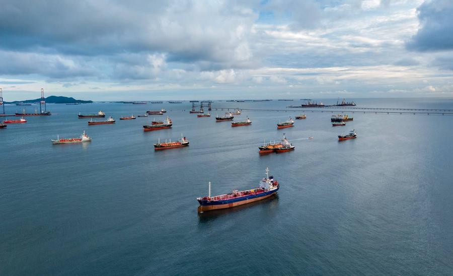 Hormuz traffic partially resumes as oil prices surge on Gulf attacks
