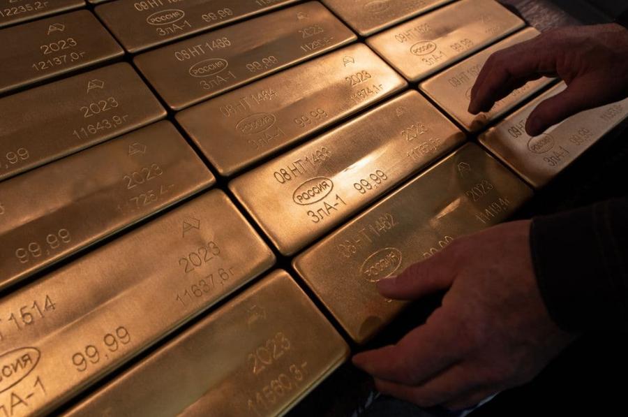 Russia gold reserves fall to four year low amid budget strain