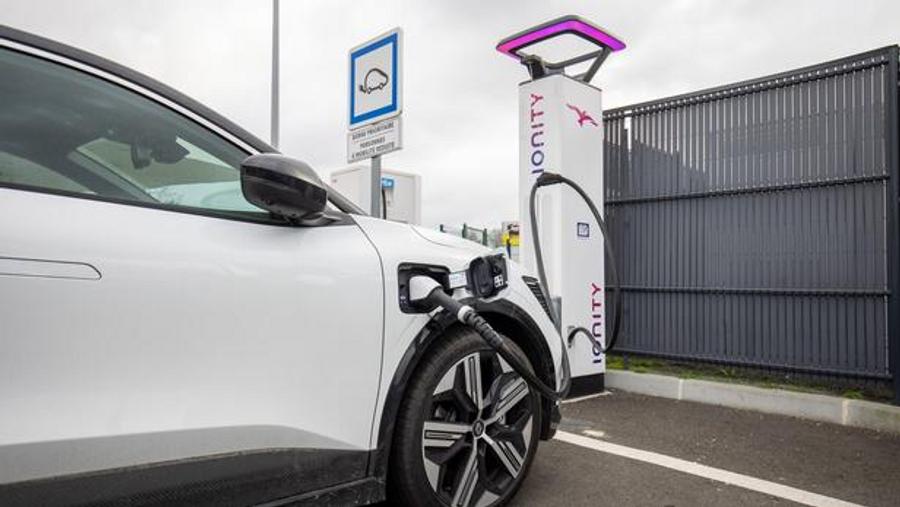 France boosts subsidies for electric vehicle charging stations in residential parking