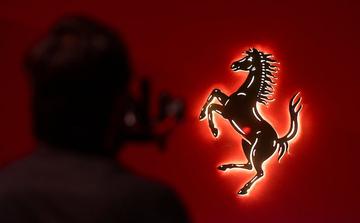 Ferrari apresenta supercarro manual V12 em edição limitada para celebrar a experiência de condução clássica