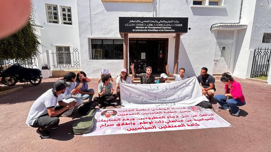 طلبة مطرودون يعتصمون بالوزارة ويكشفون ل"ولو" الأسباب
