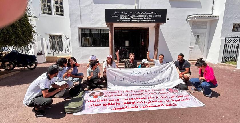 طلبة مطرودون يعتصمون بالوزارة ويكشفون ل"ولو" الأسباب