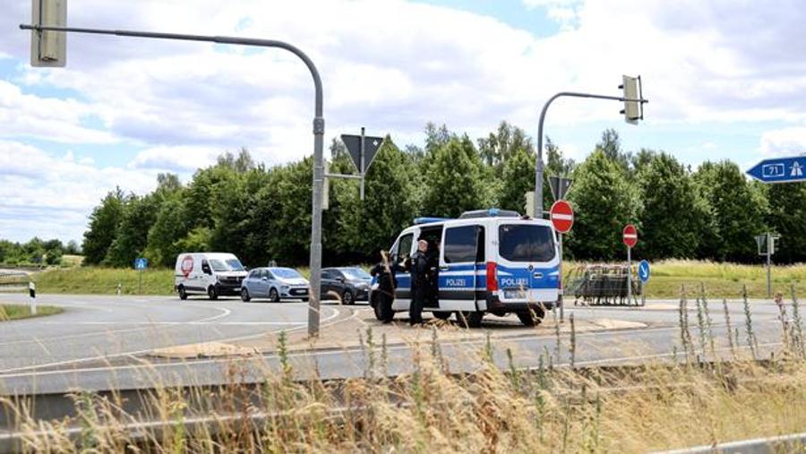 德国高速公路逆行事故造成两人死亡和三名儿童重伤