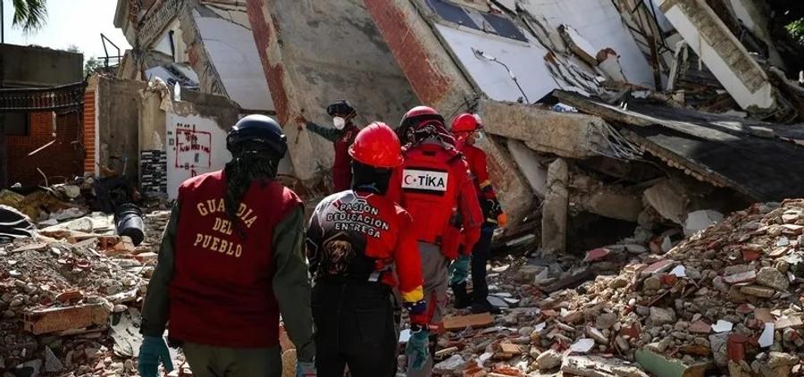 委内瑞拉在地震救援任务后授予土耳其救援者易卜拉欣·埃塞国家勋章