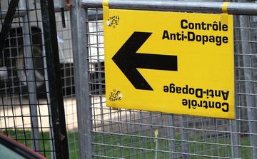 Lance Armstrong critica los controles antidopaje nocturnos durante el Tour de Francia