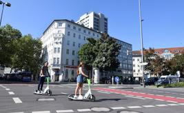 Irlanda endurece regras para e-scooters com limite de idade mais alto, licenciamento e uso de capacete