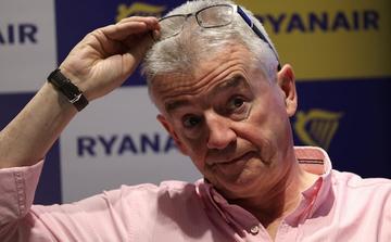 CEO da Ryanair afirma que investigação inicial aponta para dano por objeto externo em incidente com janela de Boeing 737