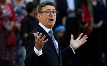 Der britische Premierminister Andy Burnham verspricht einen vorsichtigen wirtschaftlichen Ansatz angesichts der Lebenshaltungskosten
