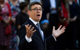 Nieuwe Britse premier Andy Burnham belooft voorzichtige economische aanpak te midden van kosten van levensonderhoud druk