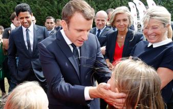 Macron bezoekt Necker centrum en wijst op gezondheidskloven bij kinderen in Frans zorgsysteem
