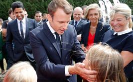 Macron visita el centro Asterya destacando las brechas de salud entre los niños en el sistema de protección infantil francés
