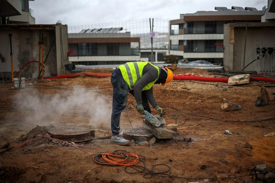 葡萄牙移民限制引发建筑行业担忧，住房短缺问题加剧
