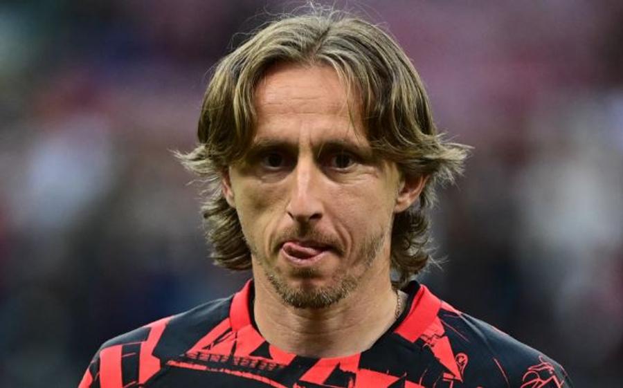 رسميا.. ميلان يجدد عقد لوكا مودريتش لموسم إضافي