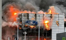 Un gran incendio destruye un concesionario y sala de exhibición de Ford en Varsovia