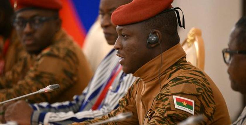 Ibrahim Traoré verwerpt berichten over interne verdeeldheid binnen het militaire leiderschap van Burkina Faso
