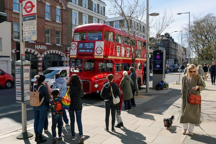 英国首相安迪·伯纳姆宣布将公交票价上限设定为2英镑，以应对生活成本