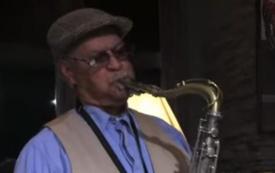 El saxofonista de jazz Plas Johnson, voz icónica detrás de The Pink Panther Theme, fallece a los 94 años