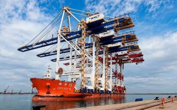 Nador West Med renforce ses capacités avec l’arrivée de deux nouvelles grues portiques