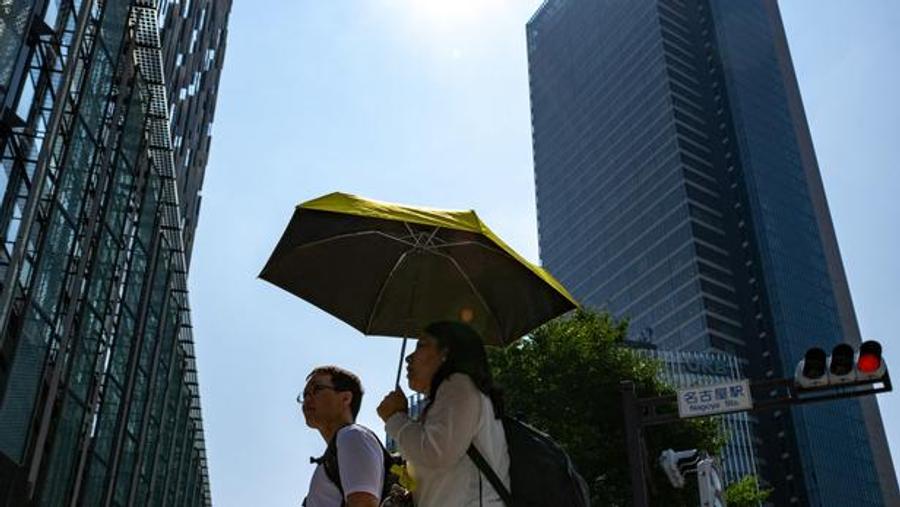 日本坠落悲剧导致行人遇难，男子从12楼坠落幸存