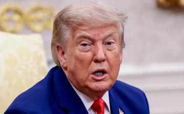 Trump intensifica le minacce all'Iran con la promessa di colpire le infrastrutture in caso di attacchi nello Stretto di Hormuz