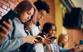فرنسا تمنع التواصل الإجتماعي لمن هم دون 15 سنة