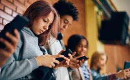 فرنسا تمنع التواصل الإجتماعي لمن هم دون 15 سنة