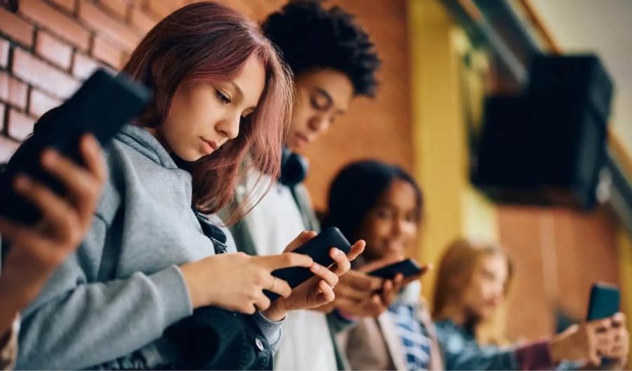 فرنسا تمنع التواصل الإجتماعي لمن هم دون 15 سنة