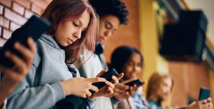 فرنسا تمنع التواصل الإجتماعي لمن هم دون 15 سنة