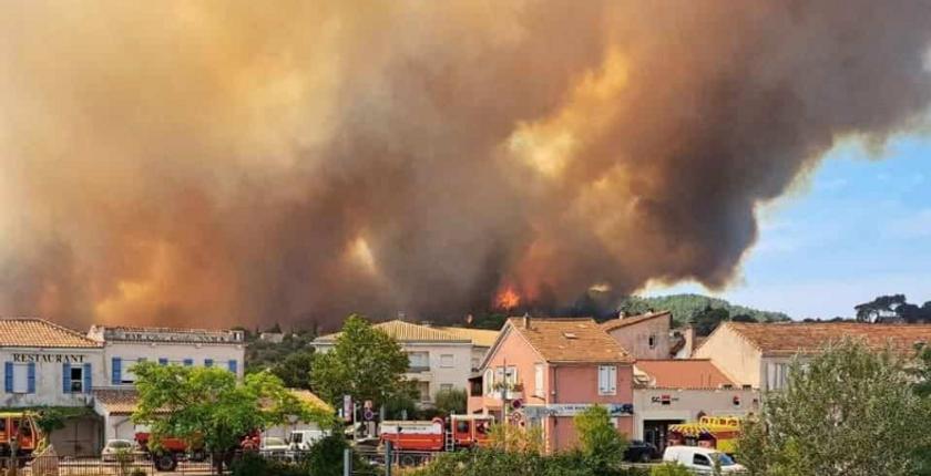 France : le gigantesque feu de forêt dans le Var mobilise 900 pompiers