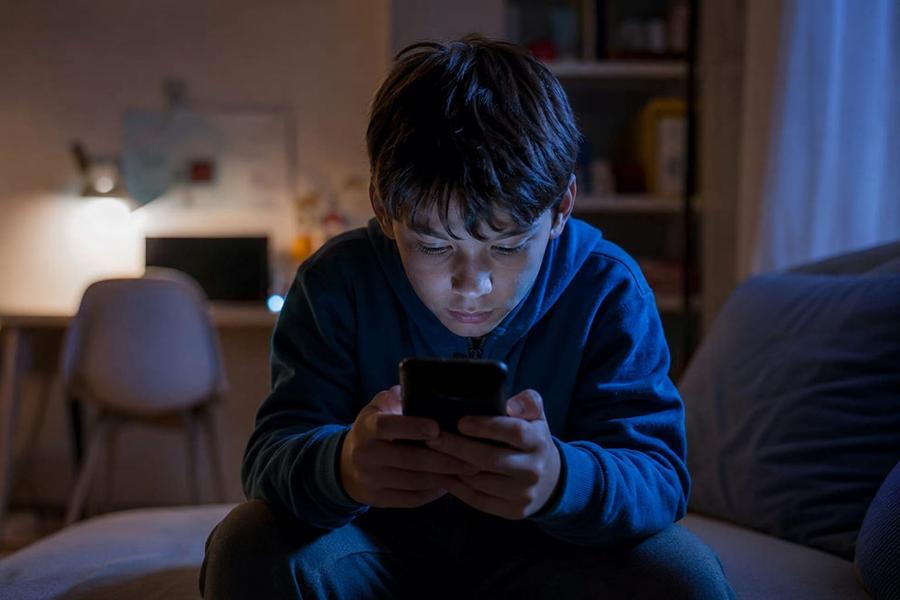 برلمانية تدعو لتقنين استعمال الأطفال للتواصل الإجتماعي