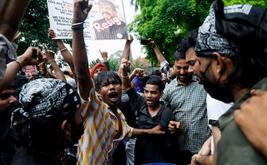 भारत के युवा प्रदर्शनकारियों ने सरकार की बातचीत और शिक्षा मंत्री के इस्तीफे के बाद प्रदर्शन समाप्त किया