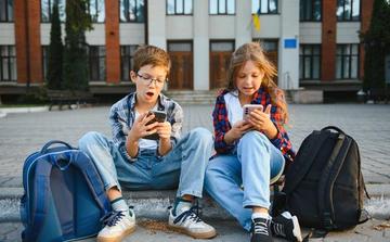 La mayoría de los niños franceses de 10 a 14 años apoya la prohibición de redes sociales para menores de 15 años, según un estudio