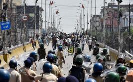 भारत ने छात्र विरोध के दौरान राइफल चलाने पर पुलिस अधिकारी को निलंबित किया